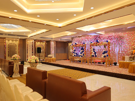 Luxurious Ceiling Floral Decor